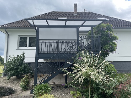 structure de terrasse aluminium avec escalier